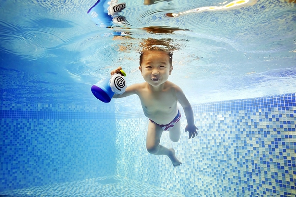 婴儿冬季游泳流行全球，空气能热泵提供24小时恒温热水包管